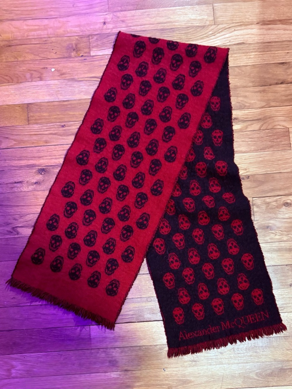 Alexander McQueen Black and Red Skull Jacquard Scarf - Picture 3 of 4